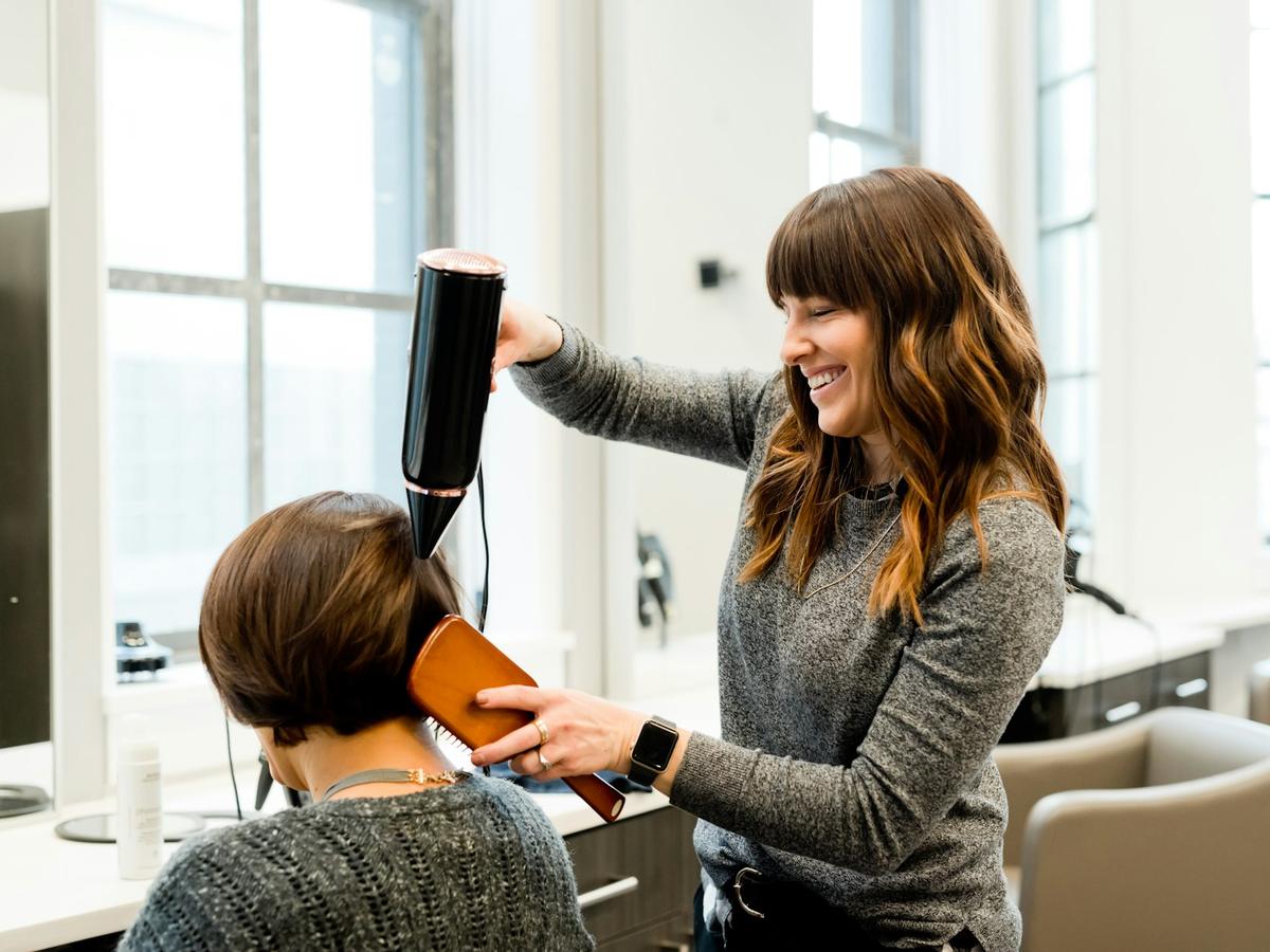 Coiffeuse en plein balayage sans interruption téléphonique